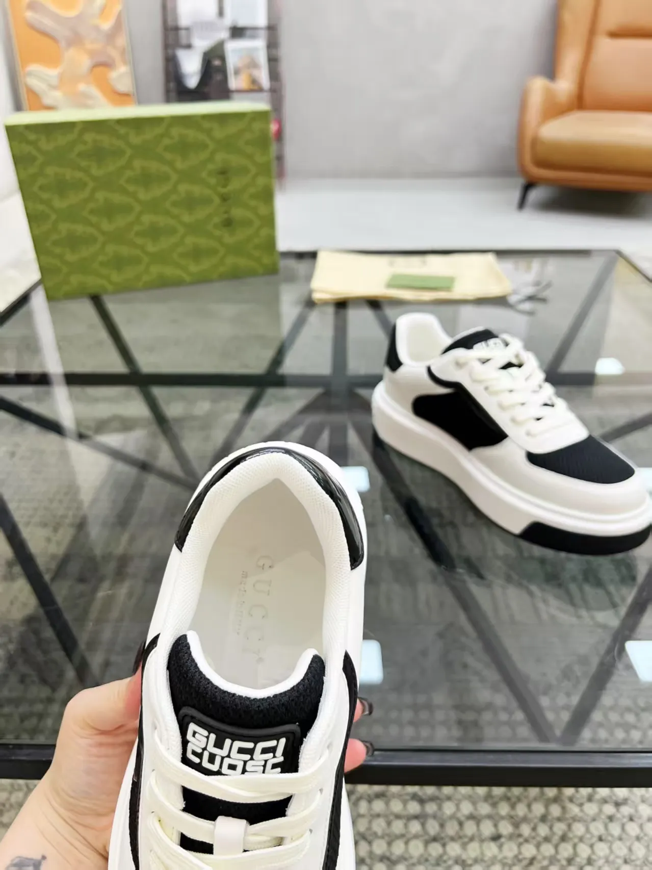 P440 new men's shoes GUCCI [Lightning] latest shoes are shipped. Original quality, fashionable, made of special materials, sheepskin lining, brand new packaging. The foot feels super comfortable and the workmanship is impeccable. Size: 38-45